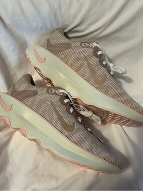 NWOT Women’s Nike Motiva walking shoes